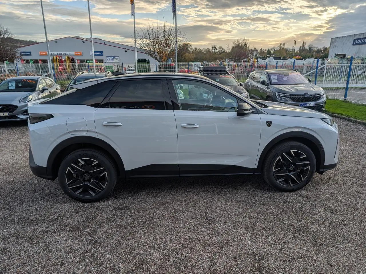 Peugeot 3008 blanc vue de profil côté gauche, avec jantes alliage noires et toit noir contrasté.