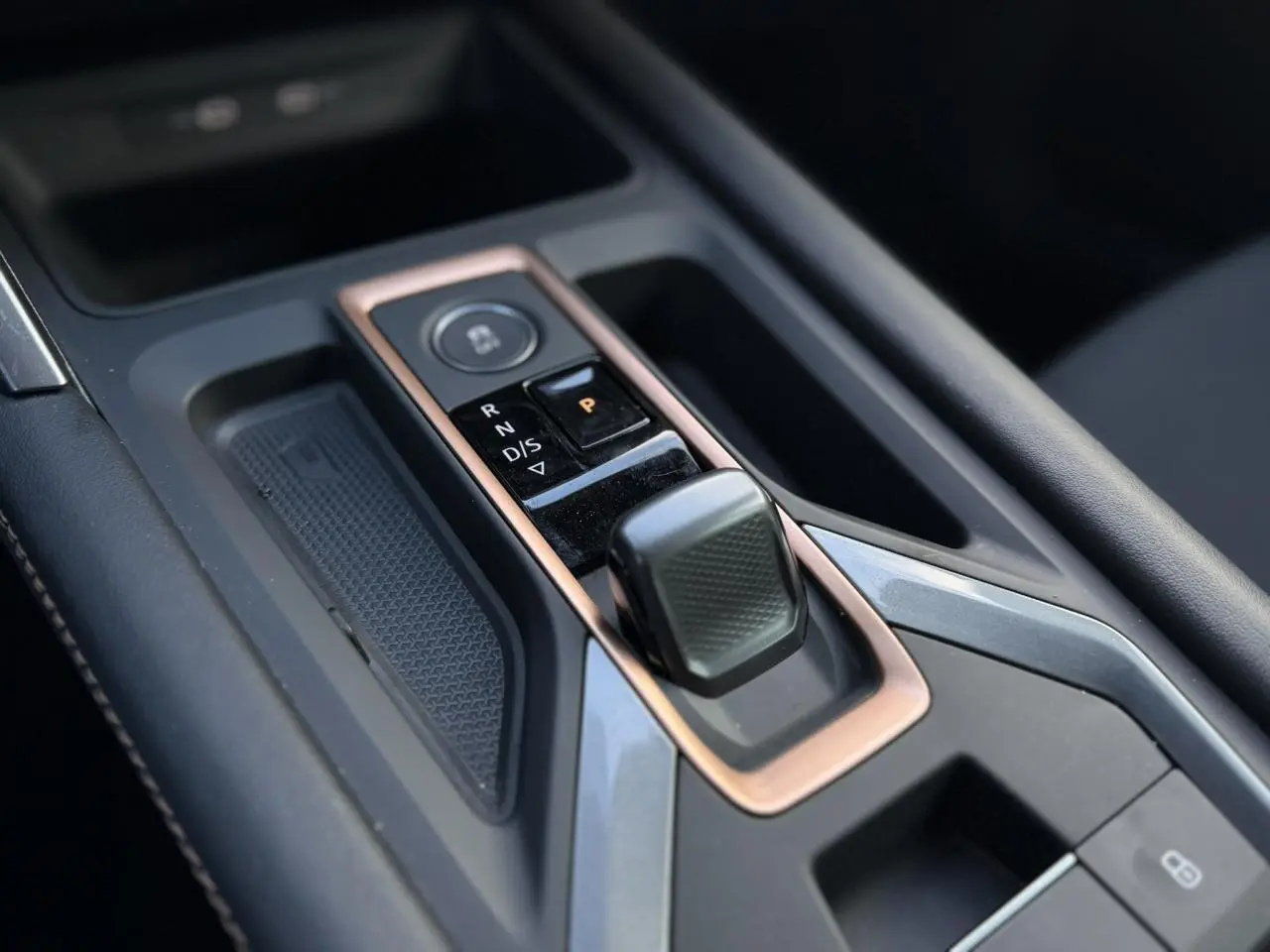 Gros plan sur la console centrale noire du CUPRA Formentor avec sélecteur de boîte automatique et contour cuivré.