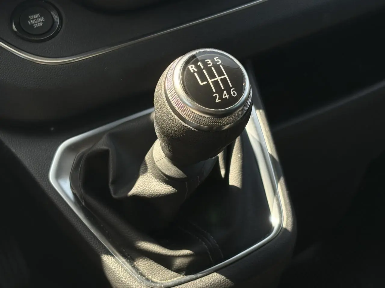 Le levier de vitesses manuel noir du Nissan Primastar Combi 2025, vue rapprochée de l'intérieur.