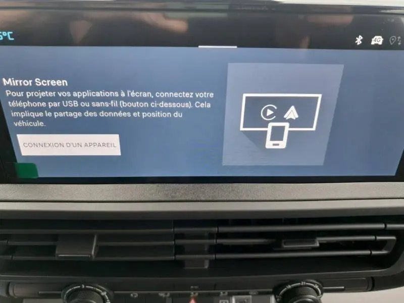 Écran tactile central affichant la fonction Mirror Screen dans un Citroën Jumpy gris Titane, vue intérieure frontale.