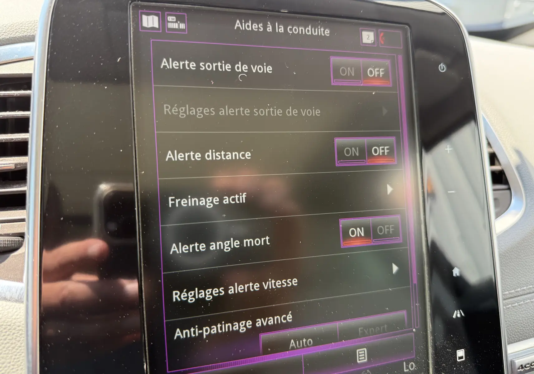 Écran tactile intérieur du Renault Espace V noir de 2017 montrant les réglages des aides à la conduite.