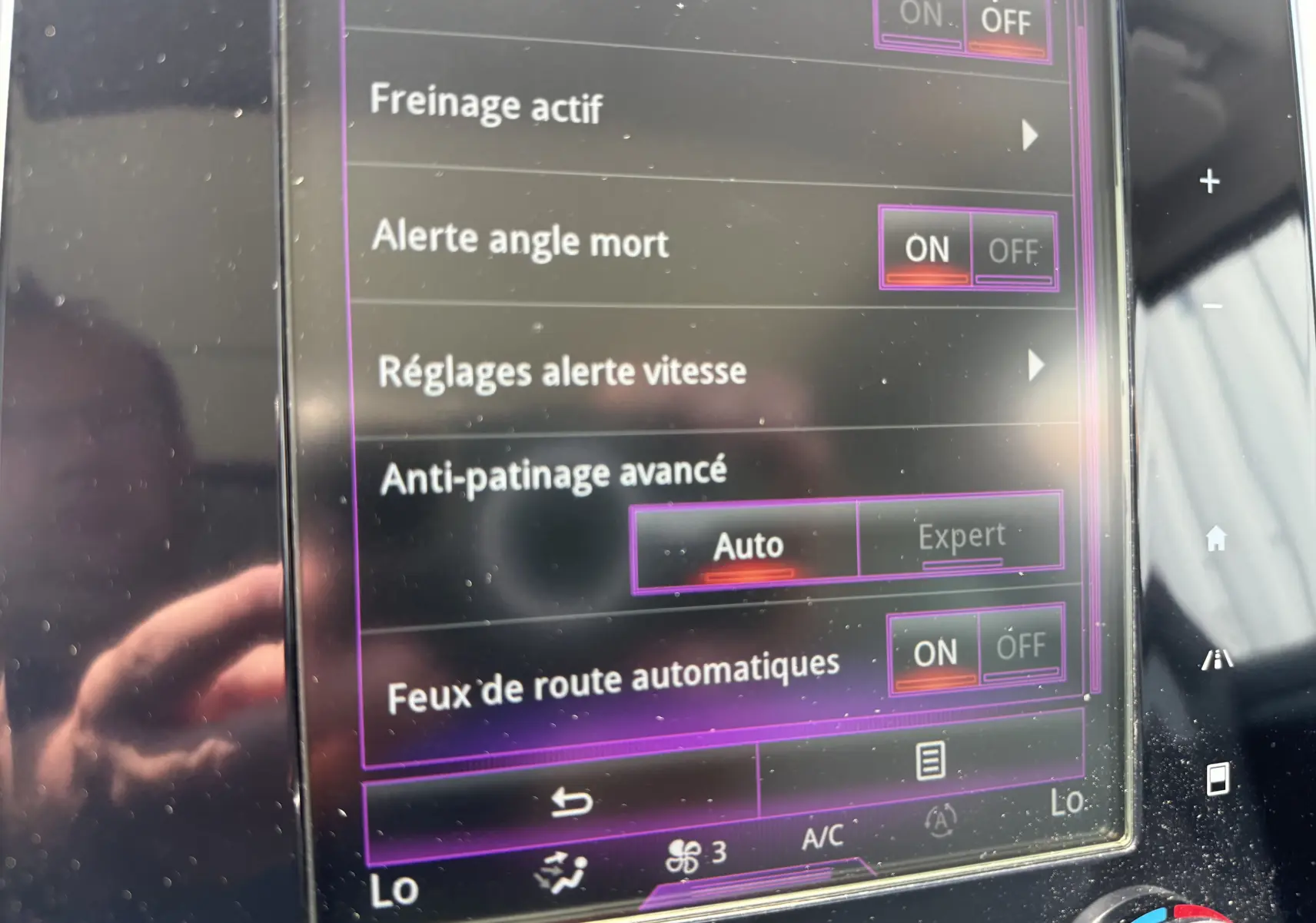 Écran tactile intérieur du Renault Espace V noir montrant les réglages d’aides à la conduite et d’assistance active.