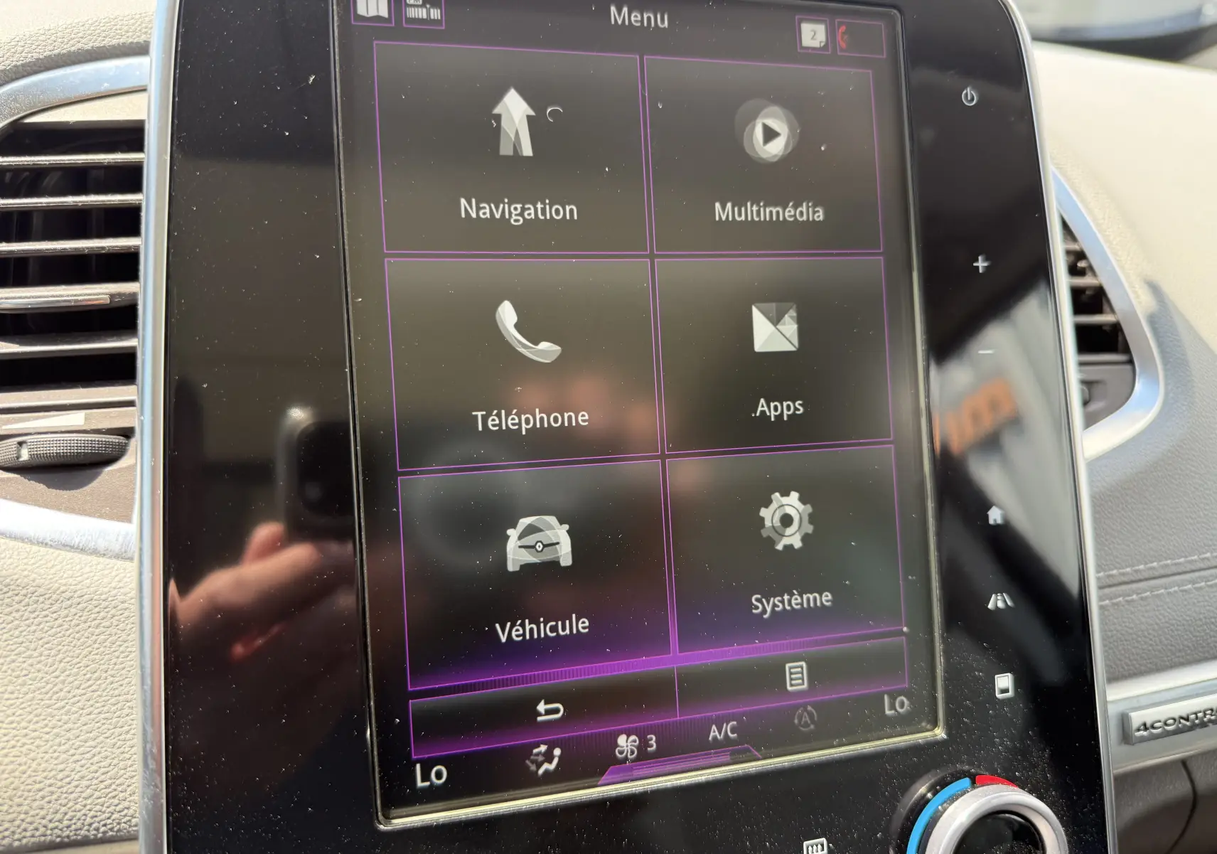 Écran tactile central du Renault Espace V noir de 2017, affichant le menu principal avec options navigation, multimédia et véhicule.