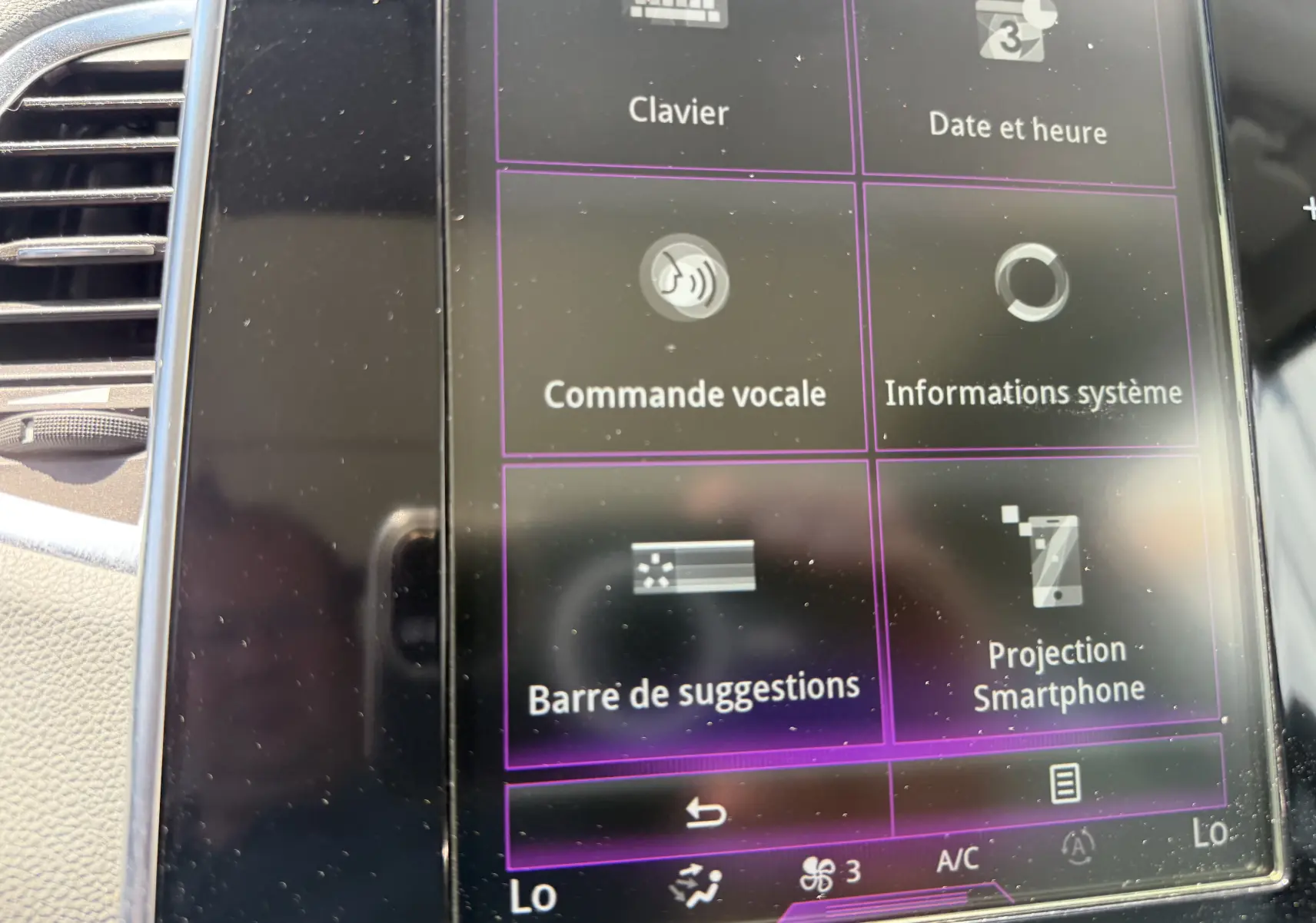 Vue rapprochée de l'écran tactile central noir du Renault Espace V affichant les options de commande vocale et projection smartphone.