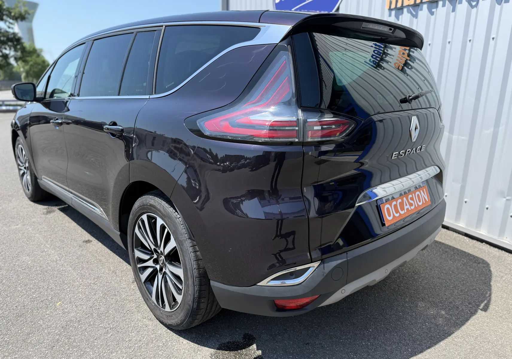 Vue 3/4 arrière droite du Renault Espace V noir 2017 avec feux arrière LED et jantes alliage bicolores.