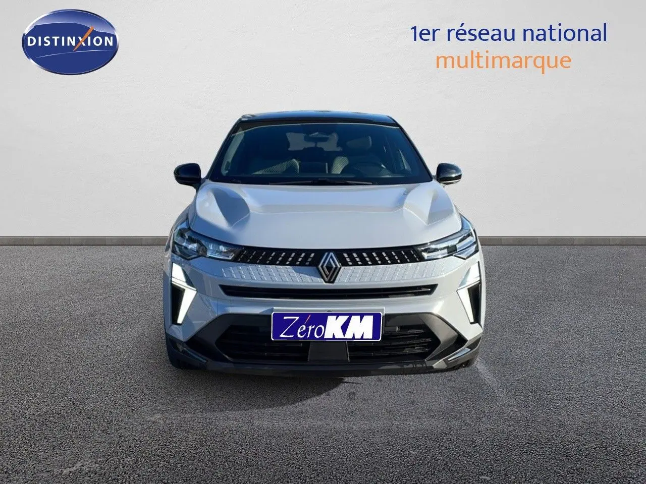 Vue frontale d'un Renault Captur 2025 gris Rafale métal avec toit noir et feux LED distinctifs allumés.