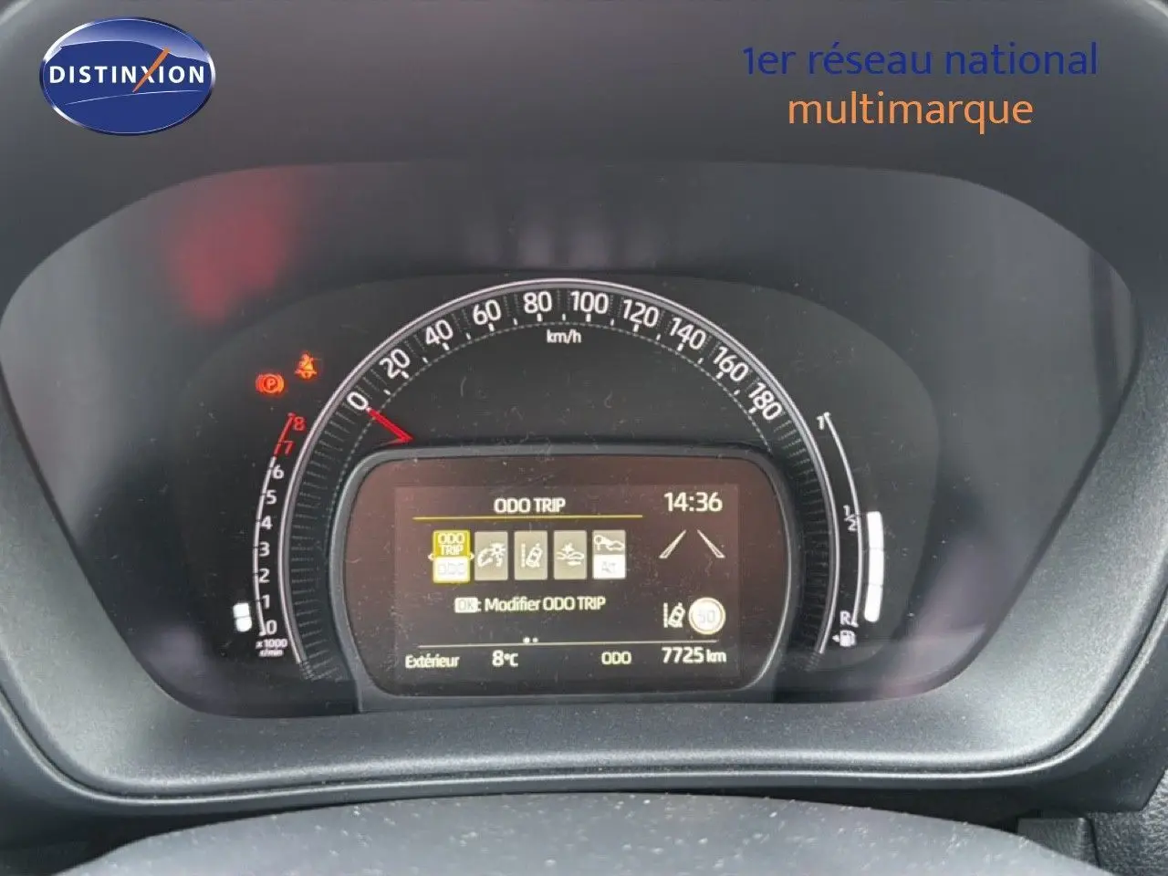 Vue rapprochée du tableau de bord numérique de la Toyota Aygo X noire, affichant le compteur et les informations de trajet.