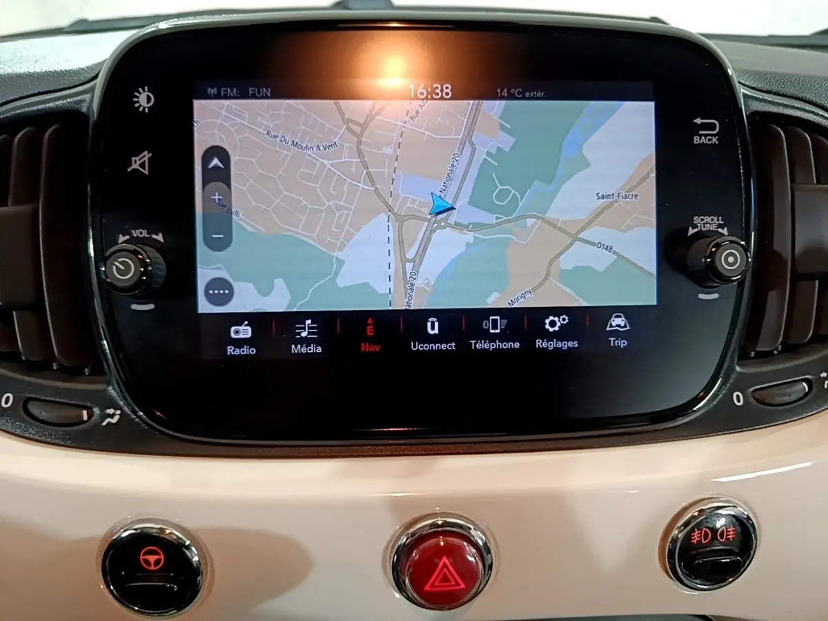 Écran tactile central avec navigation active dans l’habitacle blanc d’une Fiat 500 Hybrid 2021.