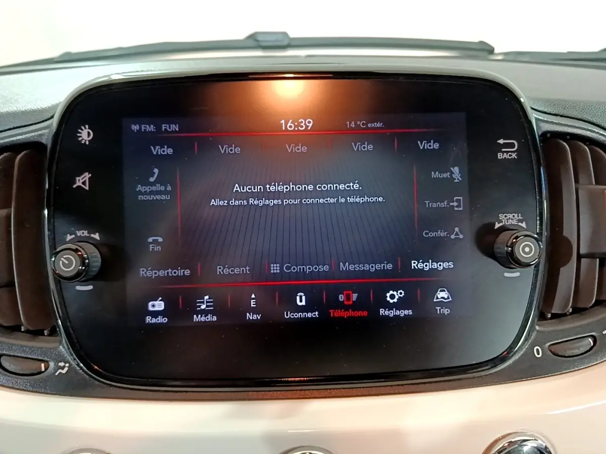 Écran tactile central du tableau de bord de la Fiat 500 blanche, affichant le menu téléphone en intérieur.