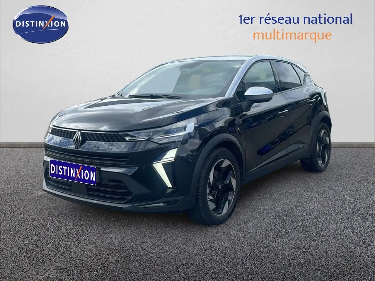 Vue 3/4 avant d’un Renault Captur 2025 noir étoile métal avec toit gris et jantes biton noires.