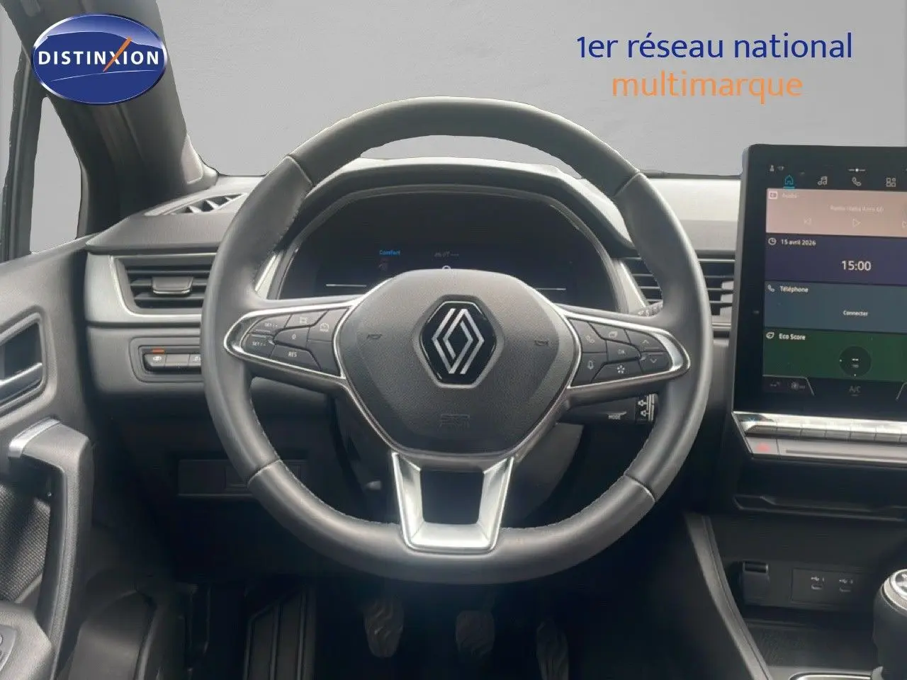 Vue centrée sur le volant noir du Renault Captur 2025 avec tableau de bord numérique et écran tactile à droite.
