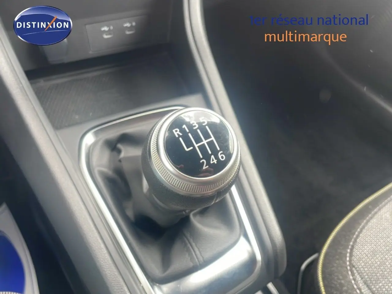 Le levier de vitesses manuel en gros plan dans l’habitacle du Renault Captur noir étoile métal avec toit gris.