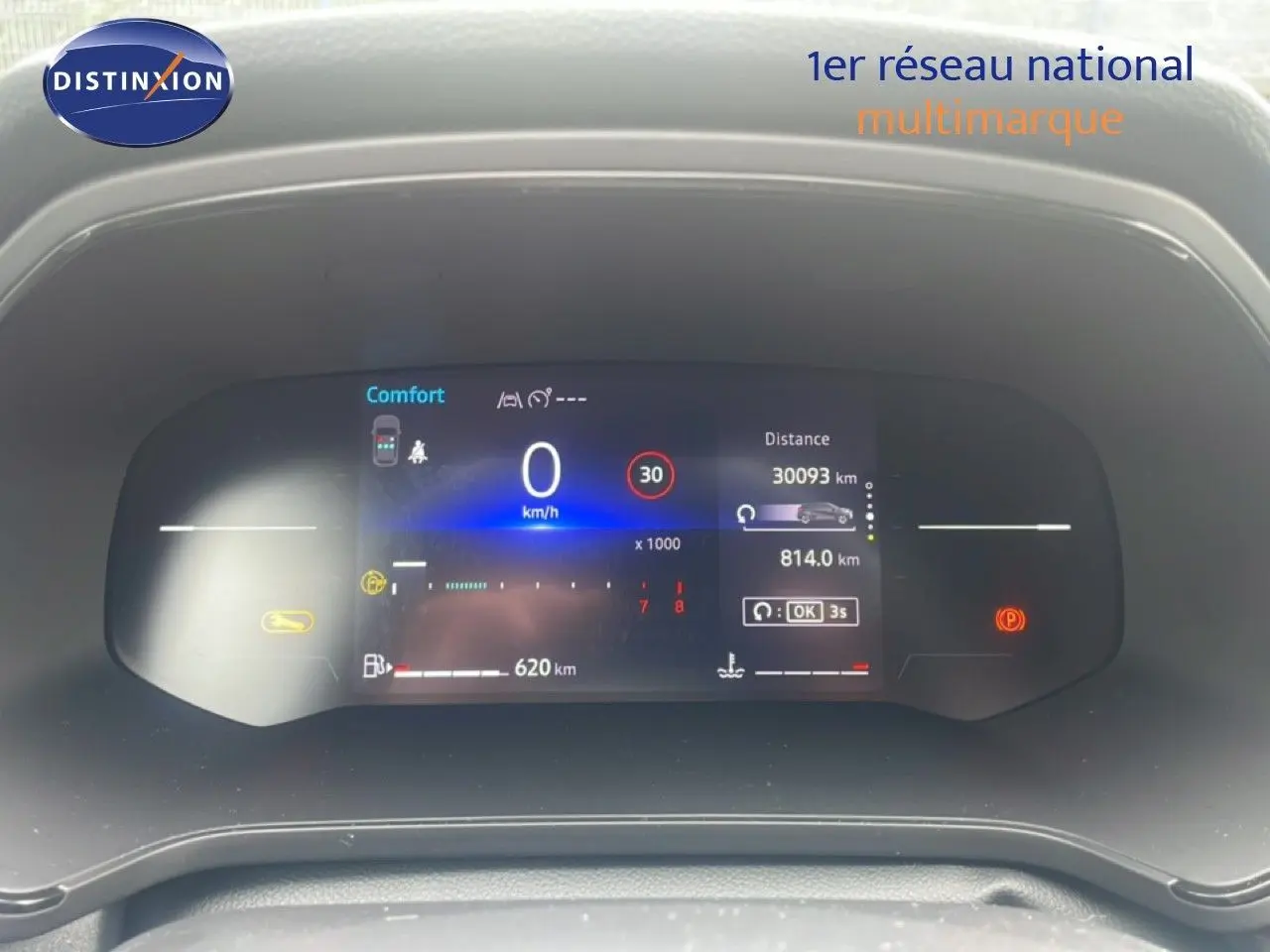 Tableau de bord numérique du Renault Captur 2025 affichant la vitesse, la distance et l'autonomie, vue frontale rapprochée.