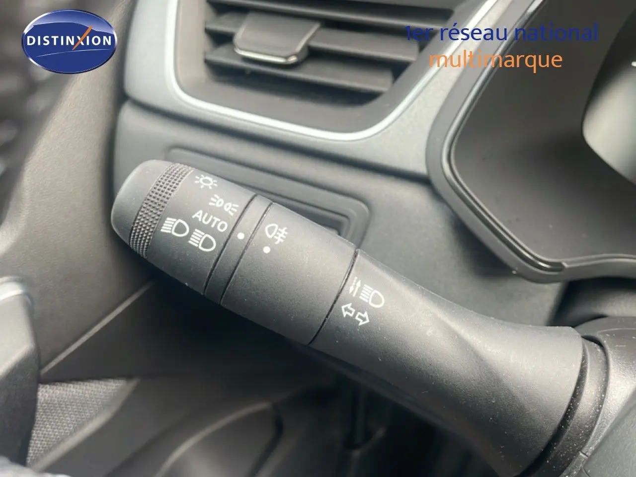 Détail du commodo d’éclairage noir dans l’habitacle du Renault Captur 2025, version 1.0 TCE 90CH TECHNO.