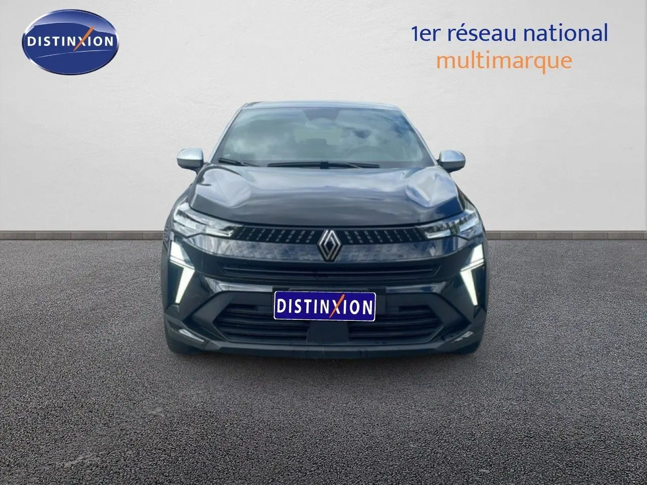 Vue avant d’un Renault Captur 2025 noir étoile métal avec toit gris, mettant en valeur sa calandre et ses feux LED distinctifs.