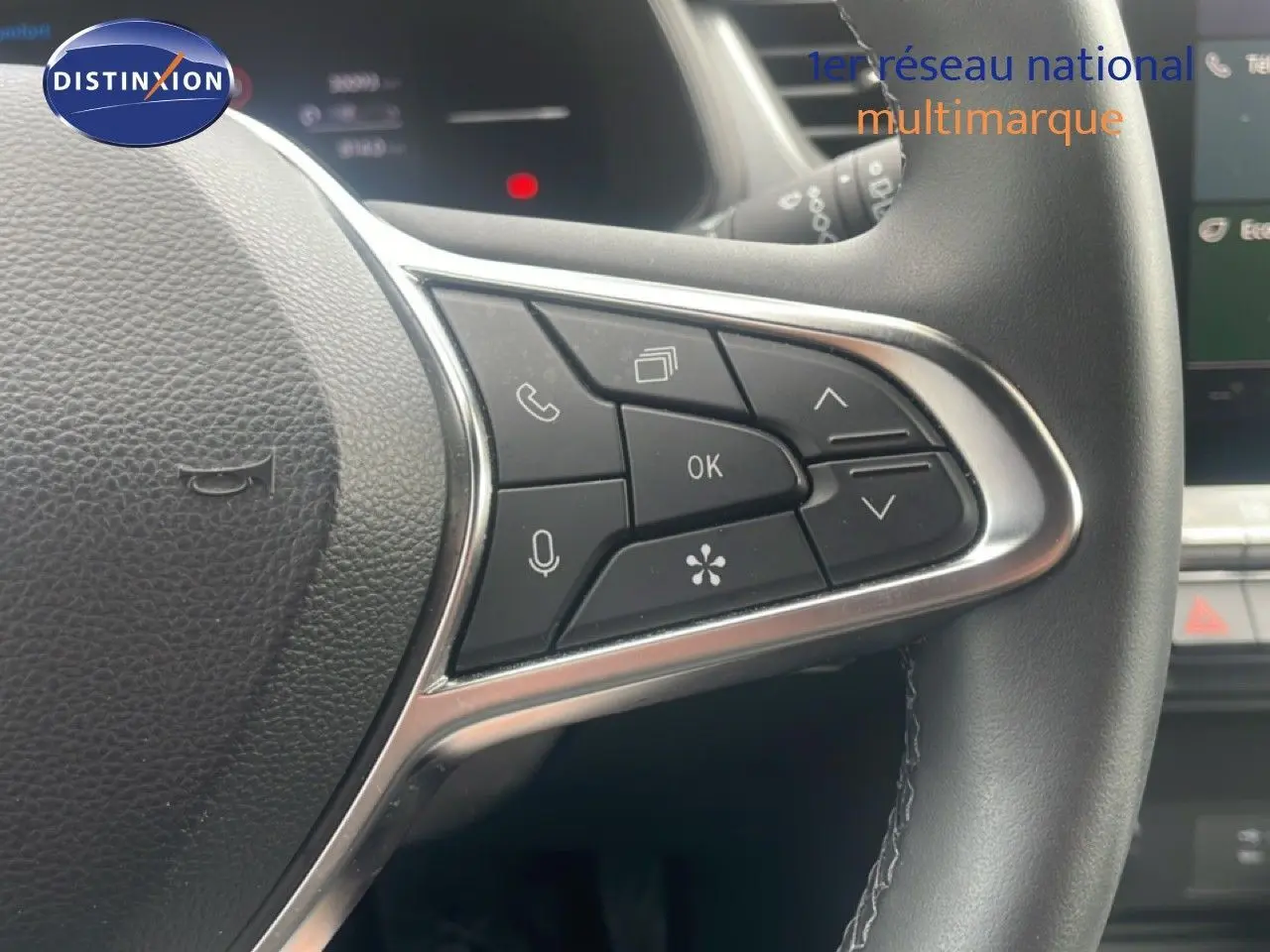 Gros plan sur les commandes multifonctions à droite du volant noir du Renault Captur 2025, finition Technno.