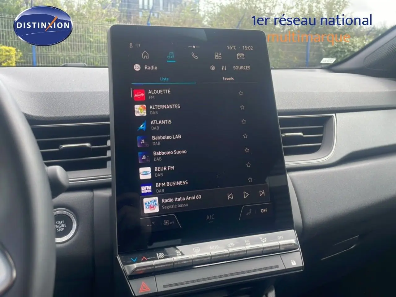 Intérieur du Renault Captur 2025, vue centrée sur l'écran tactile vertical du système multimédia, avec tableau de bord gris.