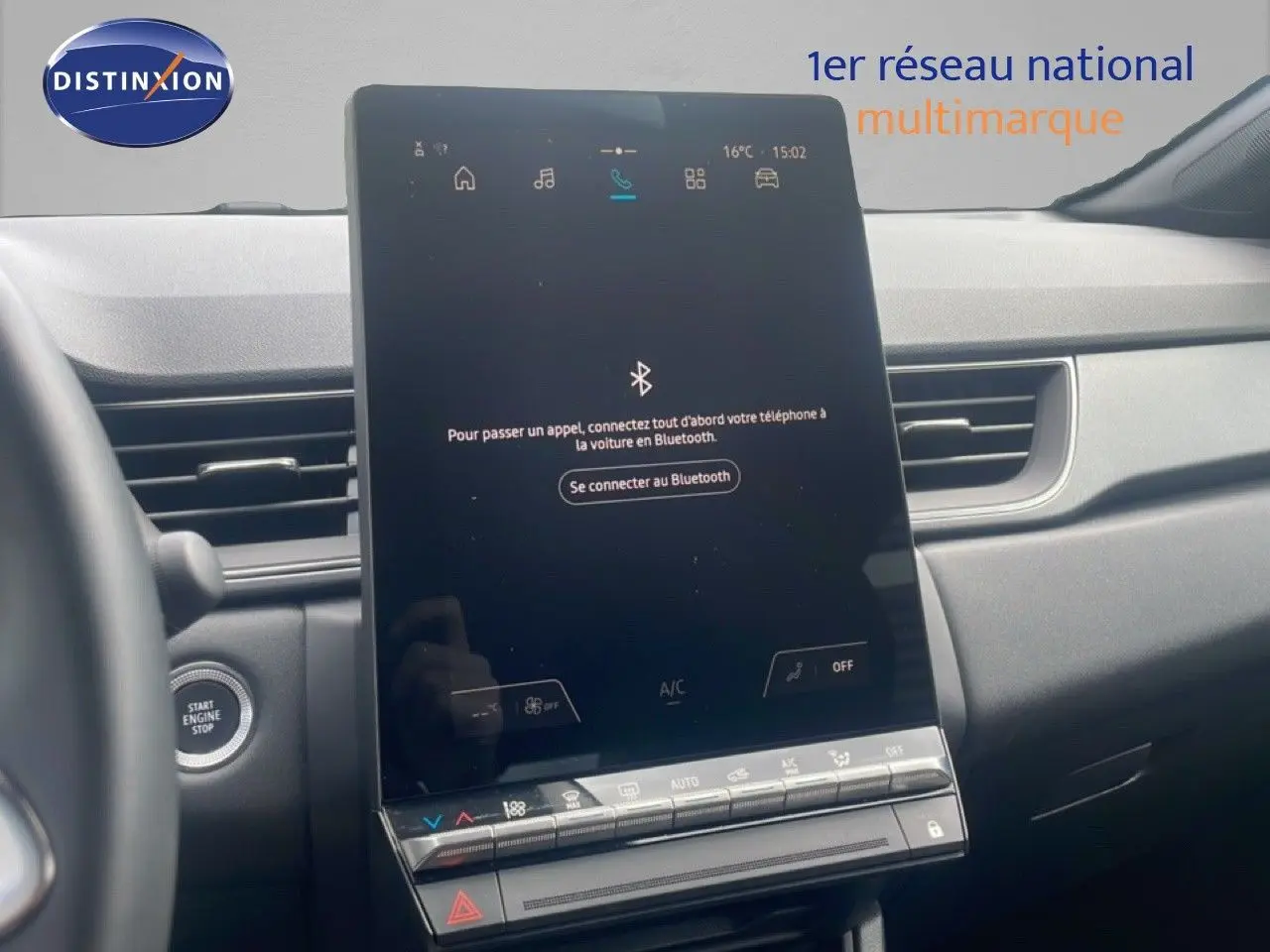 Vue intérieure centrée sur l’écran tactile du tableau de bord du Renault Captur 2025 noir étoile métal avec toit gris.