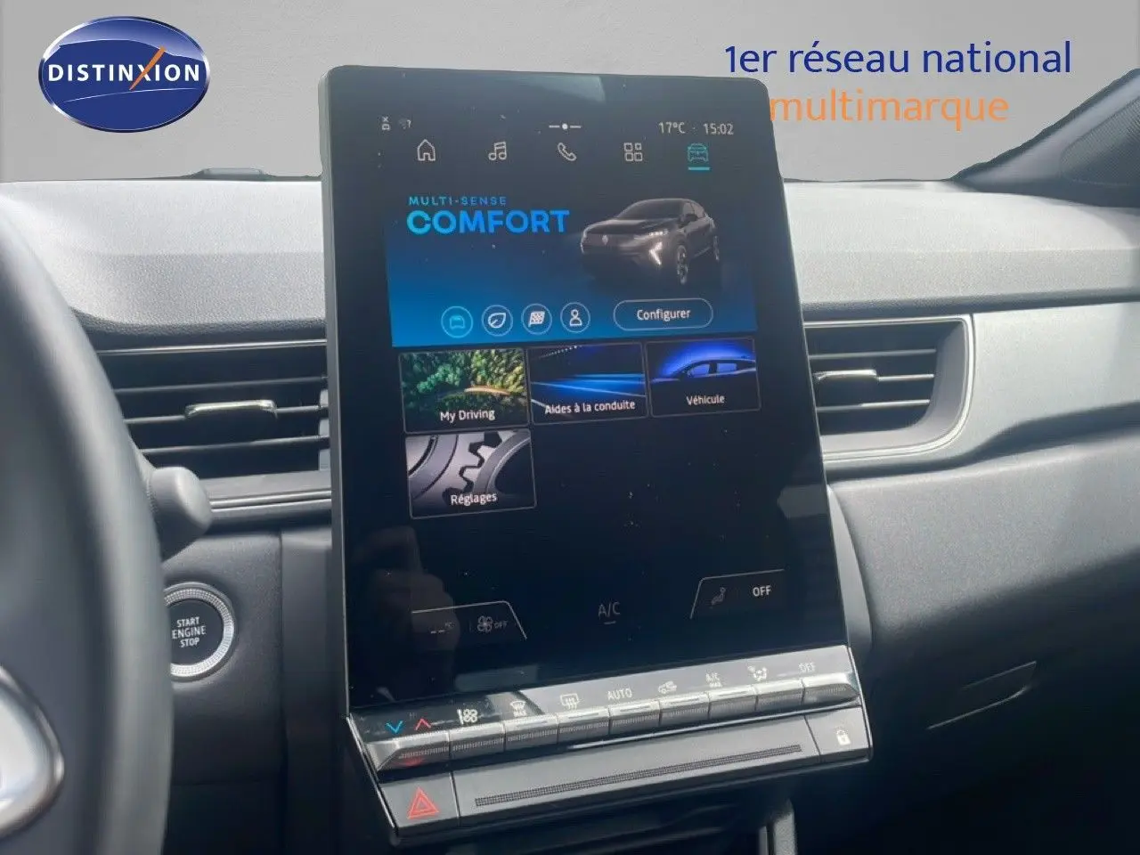 Vue intérieure centrée sur l'écran tactile vertical du tableau de bord du Renault Captur noir étoile métal avec toit gris.