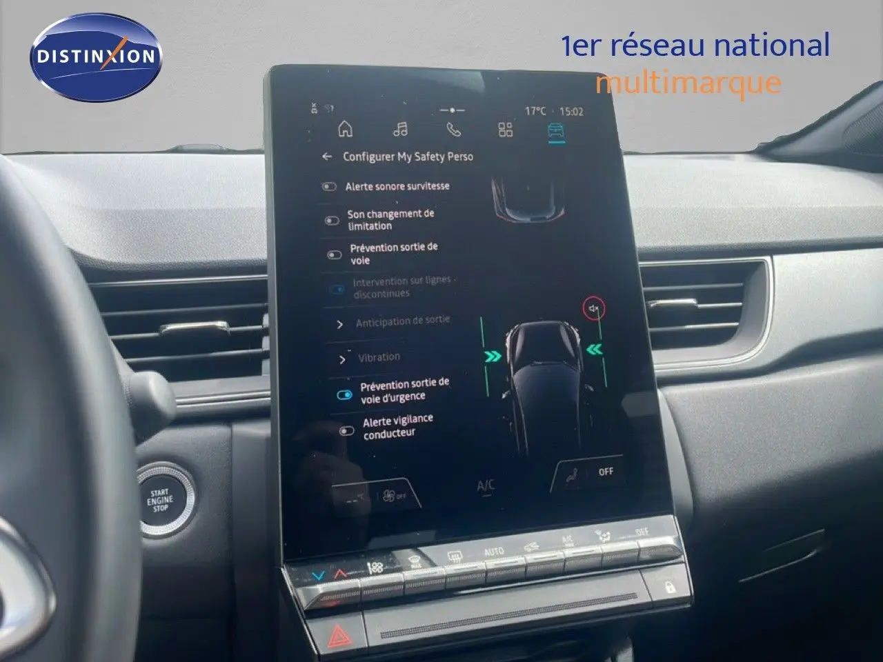 Vue intérieure du tableau de bord du Renault Captur 2025, écran tactile central affichant les options de sécurité.