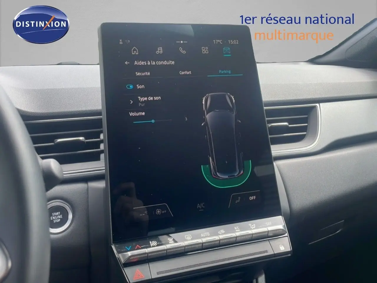Vue intérieure centrée sur l'écran tactile vertical du tableau de bord du Renault Captur 2025, finition noire et gris.