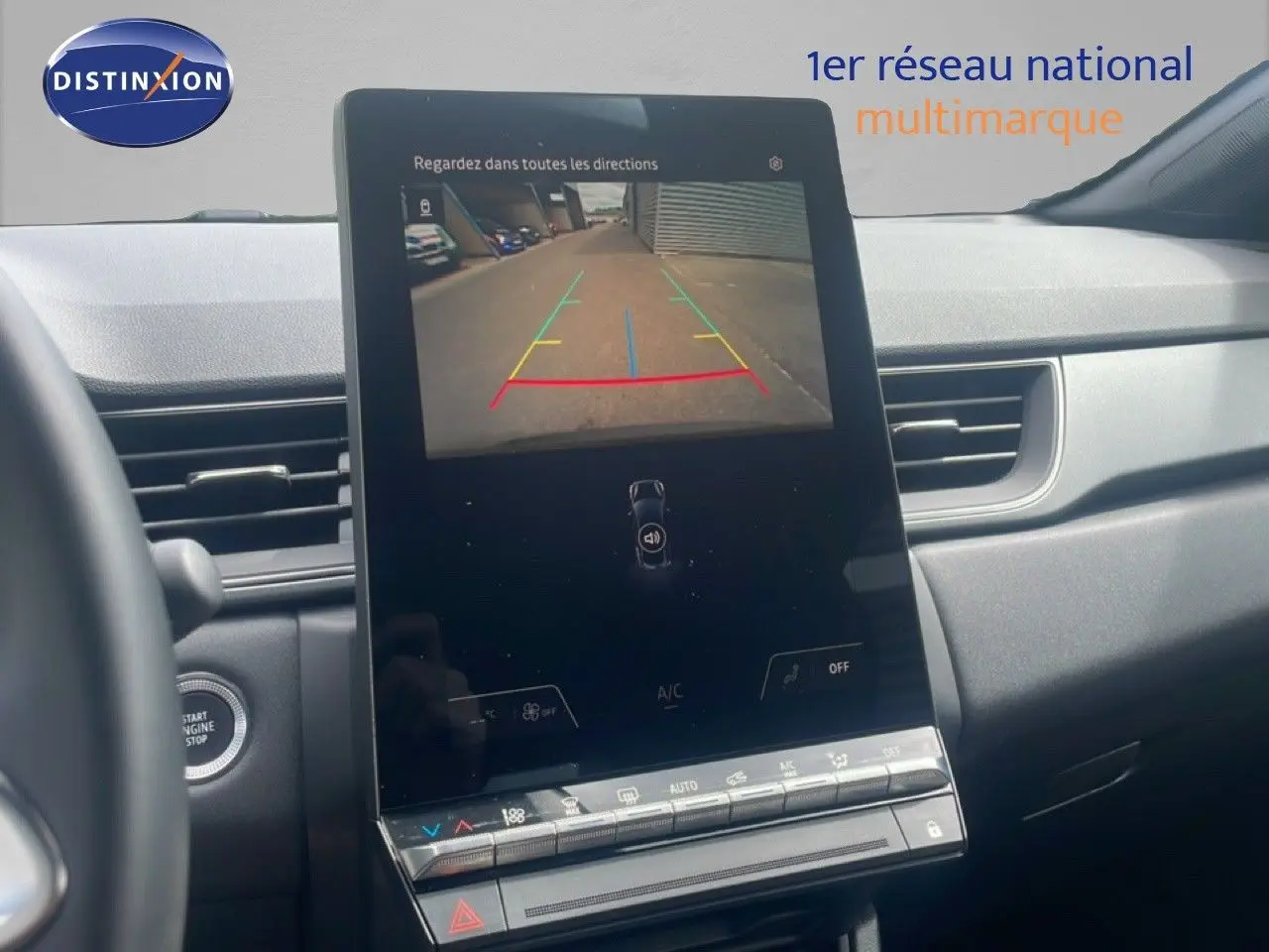 Vue intérieure du tableau de bord du Renault Captur 2025, écran tactile affichant la caméra de recul.