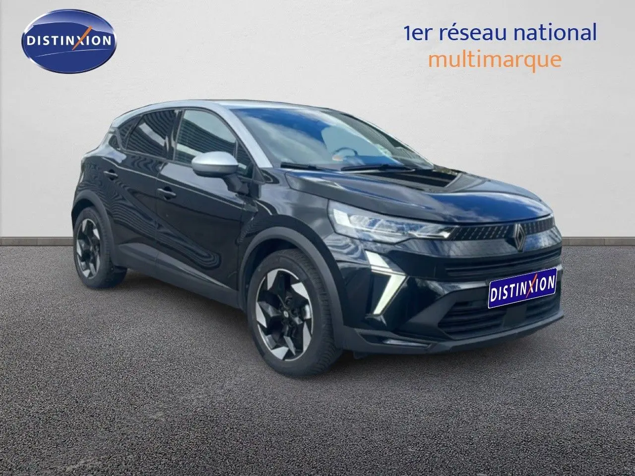 Renault Captur 2025 noir étoile métal avec toit gris, vue 3/4 avant côté gauche, jantes biton et feux LED distinctifs.