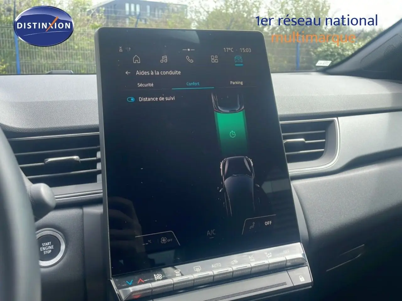 Intérieur du Renault Captur 2025, écran tactile central affichant les aides à la conduite, tableau de bord gris et noir.