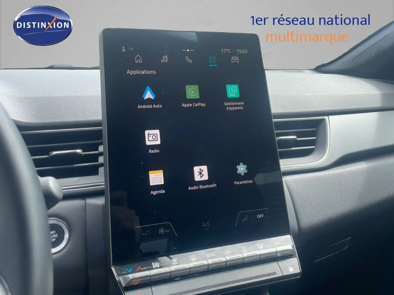 Vue intérieure centrée sur l’écran tactile vertical du tableau de bord du Renault Captur noir étoile métal 2025.
