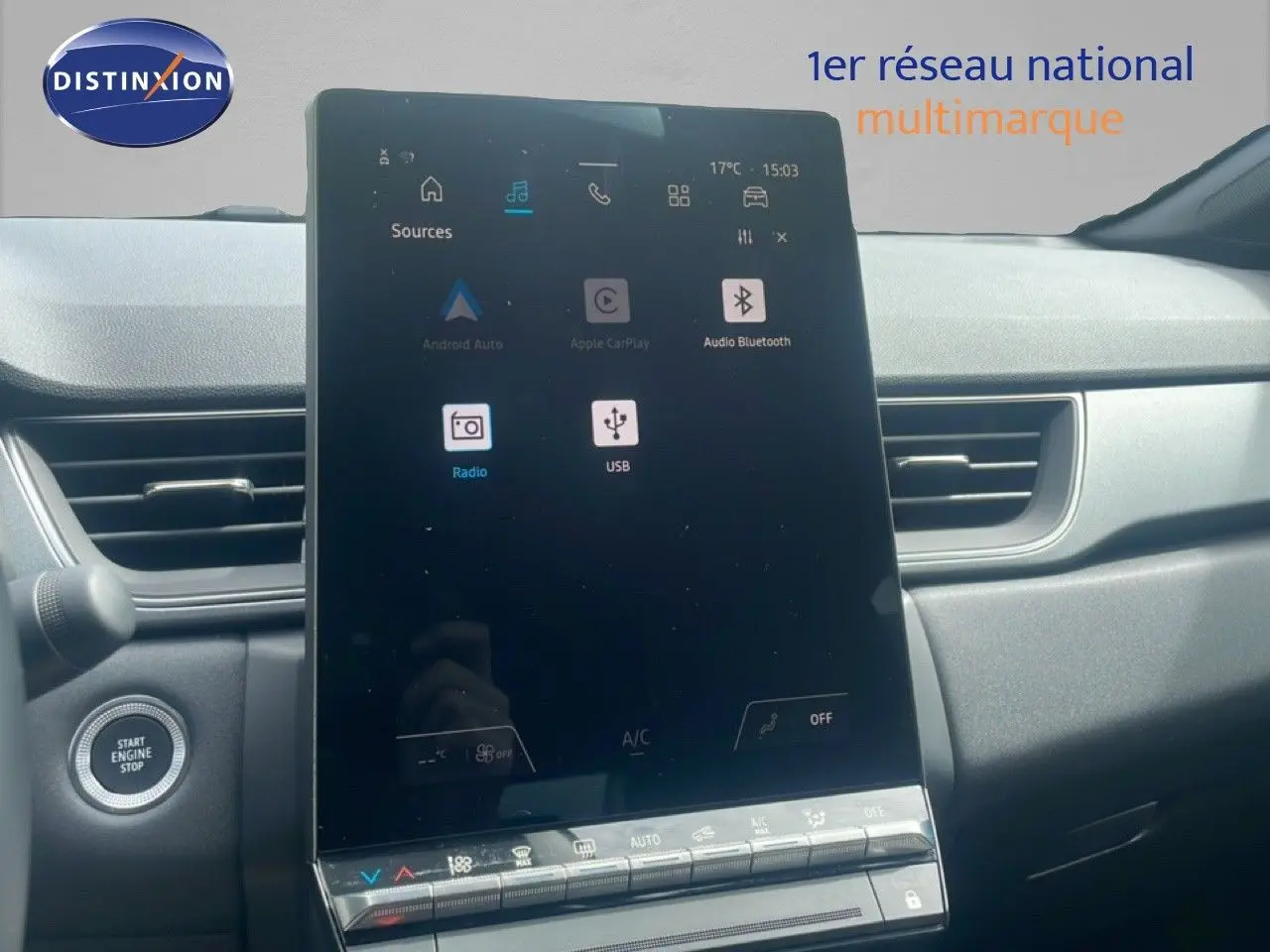 Vue rapprochée de l’écran tactile central du tableau de bord du Renault Captur 2025 noir étoile métal avec toit gris.