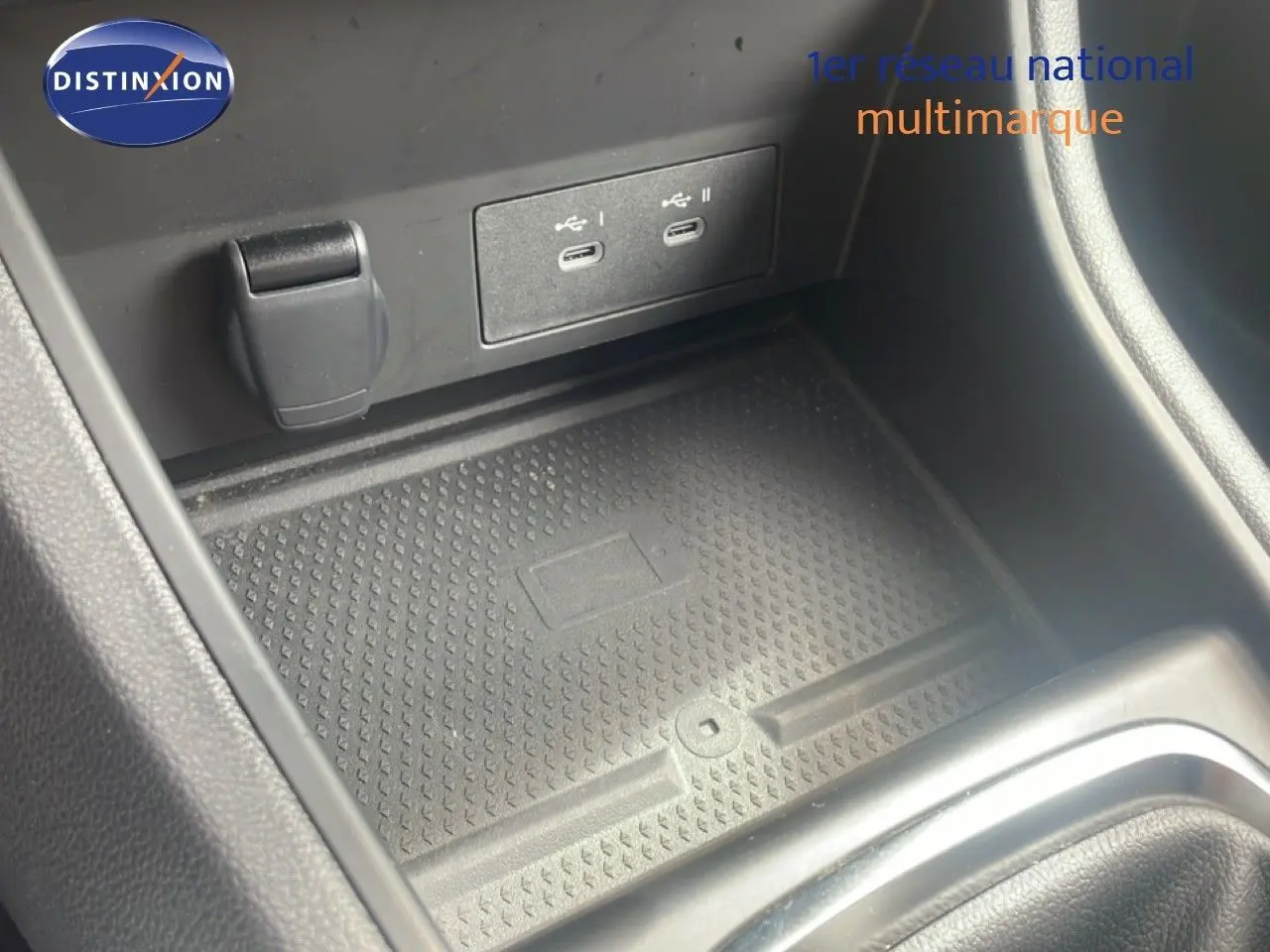 Gros plan sur la console centrale du Renault Captur 2025, montrant les ports USB et un espace de rangement noir texturé.