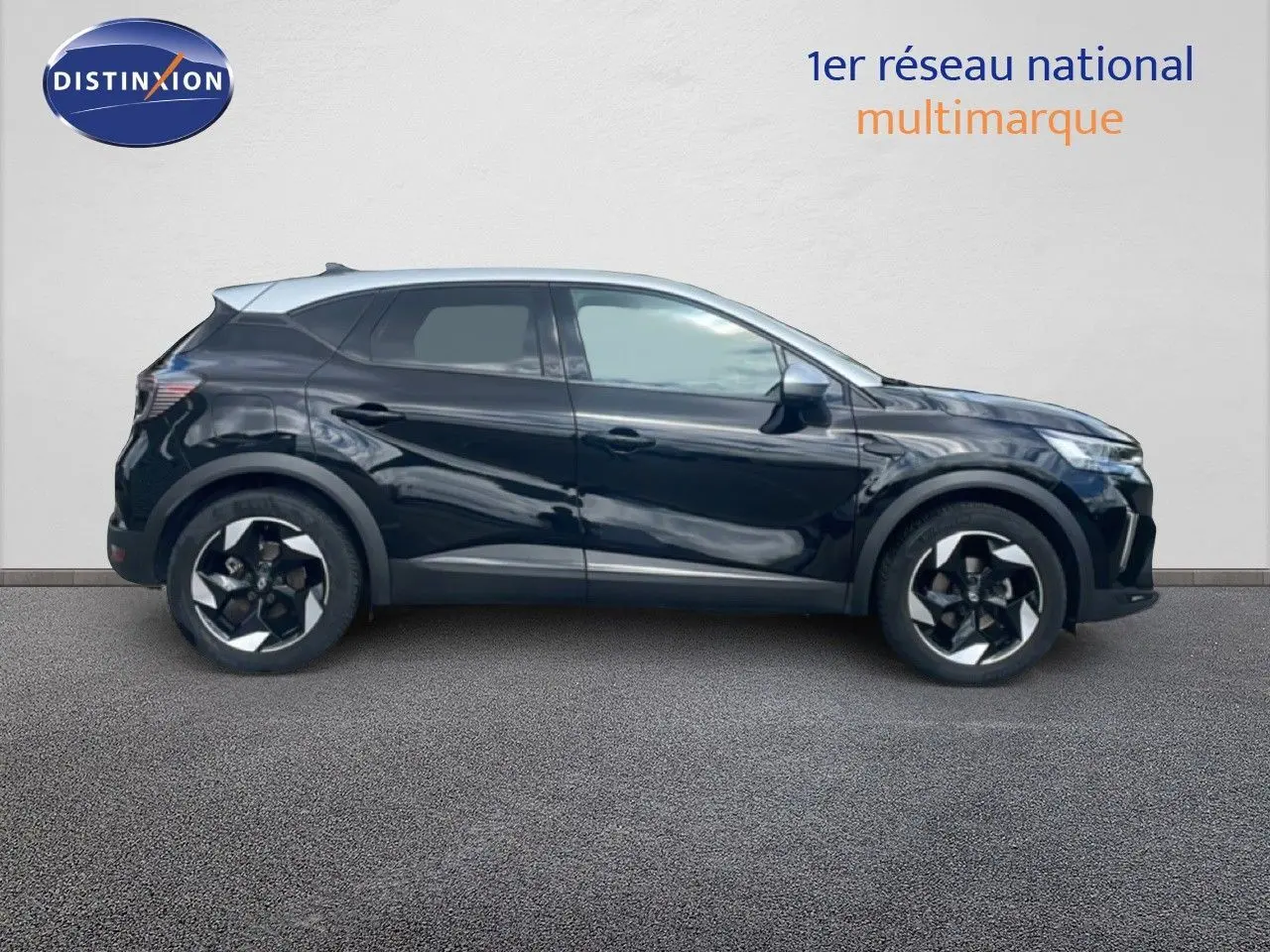 Profil côté gauche du Renault Captur 2025 noir étoile métal avec toit gris, soulignant ses jantes biton et lignes modernes.