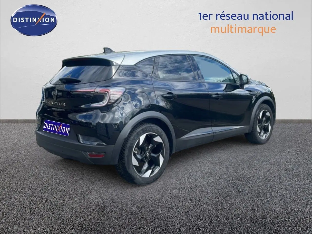 Vue 3/4 arrière droite d'un Renault Captur noir étoile métal avec toit gris, jantes bi-ton et feux LED distinctifs.