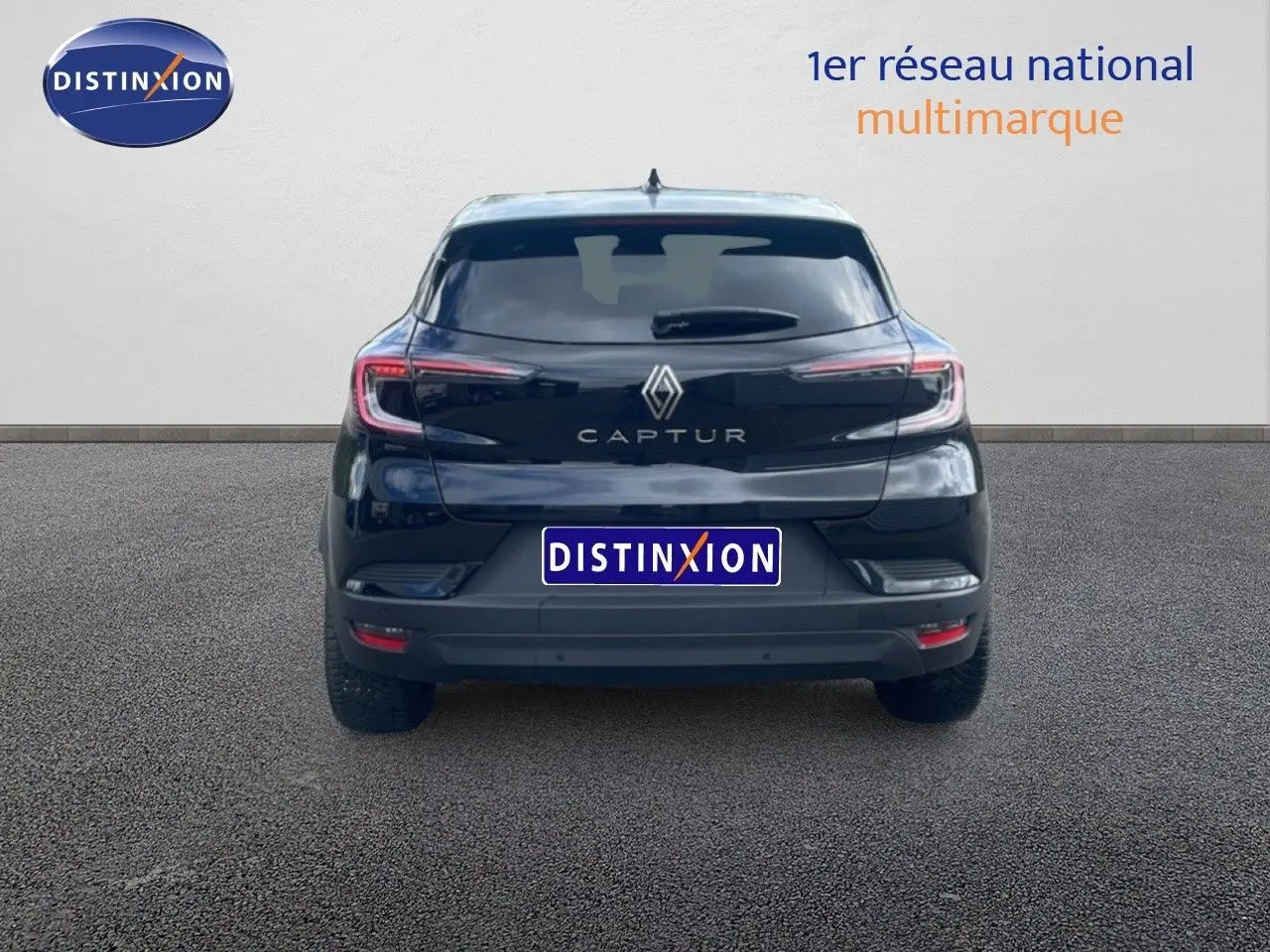 Vue arrière du Renault Captur noir étoile métal avec toit gris, mettant en valeur ses feux LED et son logo central.