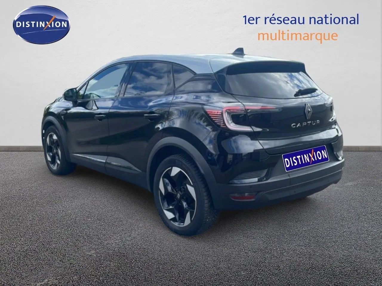 Renault Captur 2025 noir étoile métal avec toit gris, vue 3/4 arrière côté droit, jantes biton distinctives.