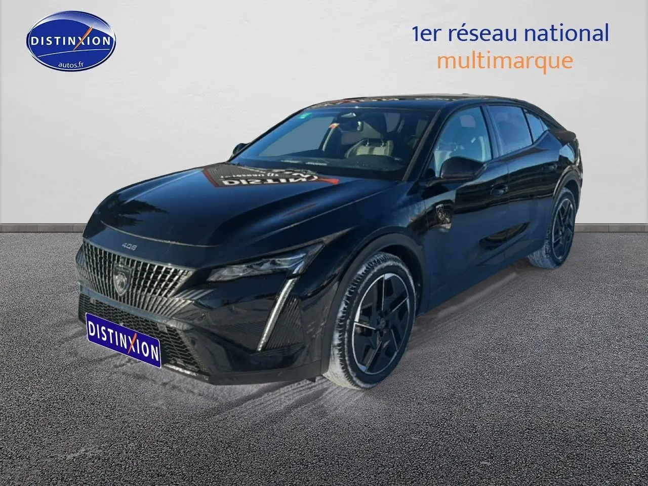 Peugeot 408 Hybrid noir en 3/4 avant droit, avec calandre distinctive et jantes alu noires.