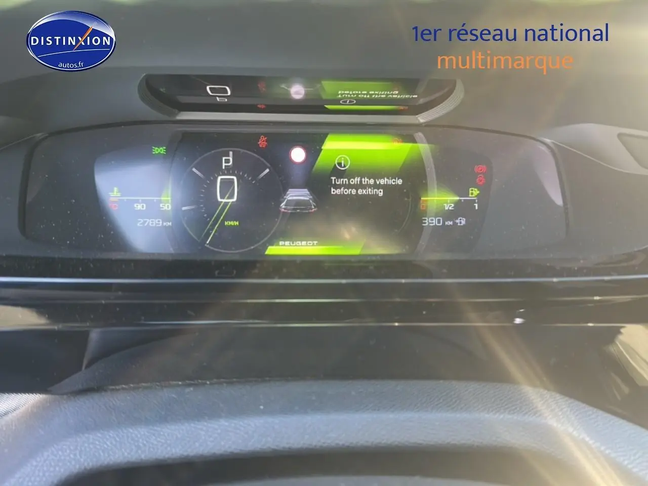 Tableau de bord numérique du Peugeot 408 Hybrid 145 GT en vue frontale, affichage vert et noir lumineux.