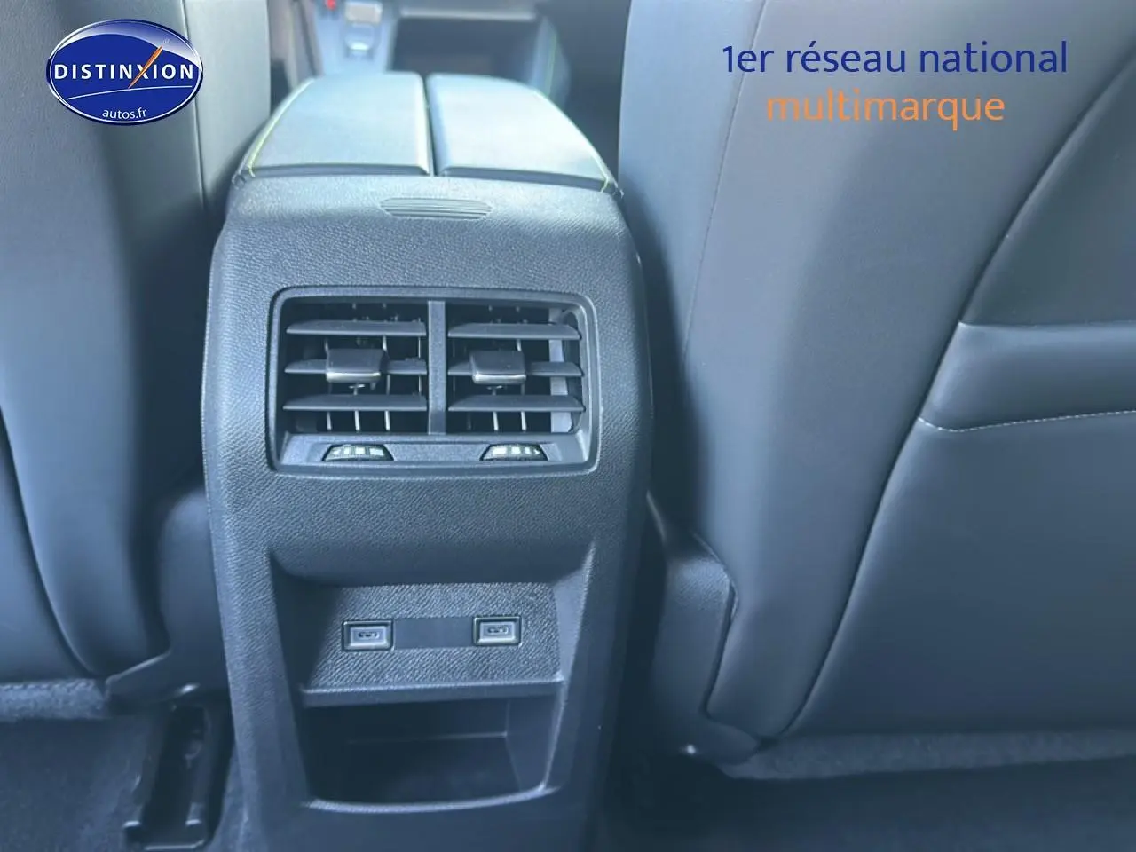 Détail de la console centrale arrière avec aérateurs et ports USB, intérieur cuir noir de la Peugeot 408 Hybrid 145 GT.