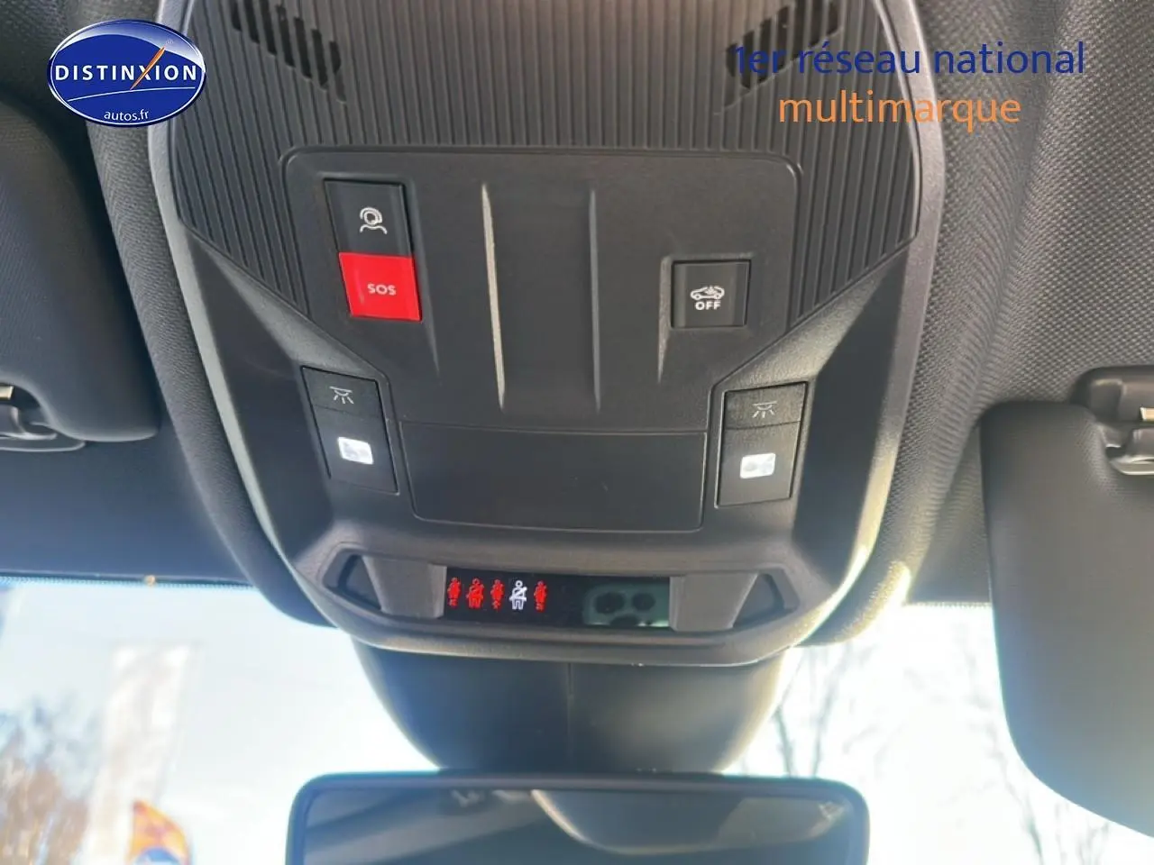 Vue intérieure du plafond avant de la Peugeot 408 Hybrid 145 GT avec boutons SOS et contrôle d'assistance visibles.