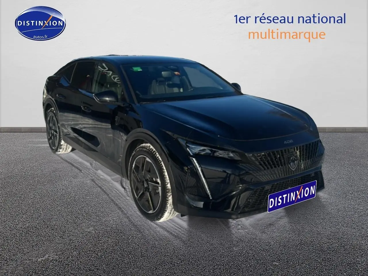 Peugeot 408 Hybrid noir en 3/4 avant, mettant en valeur ses phares LED et jantes alu noires.