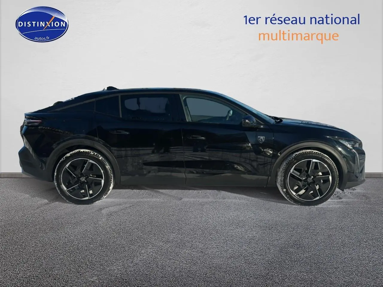 Vue de profil côté gauche d'une Peugeot 408 Hybrid 145 GT e-dcs6 noire avec jantes alliage et vitres teintées.