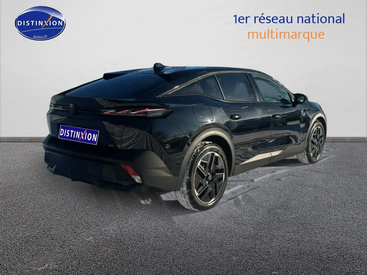 Vue 3/4 arrière droite d’une Peugeot 408 Hybrid 145 GT noire avec jantes alu et vitres surteintées.