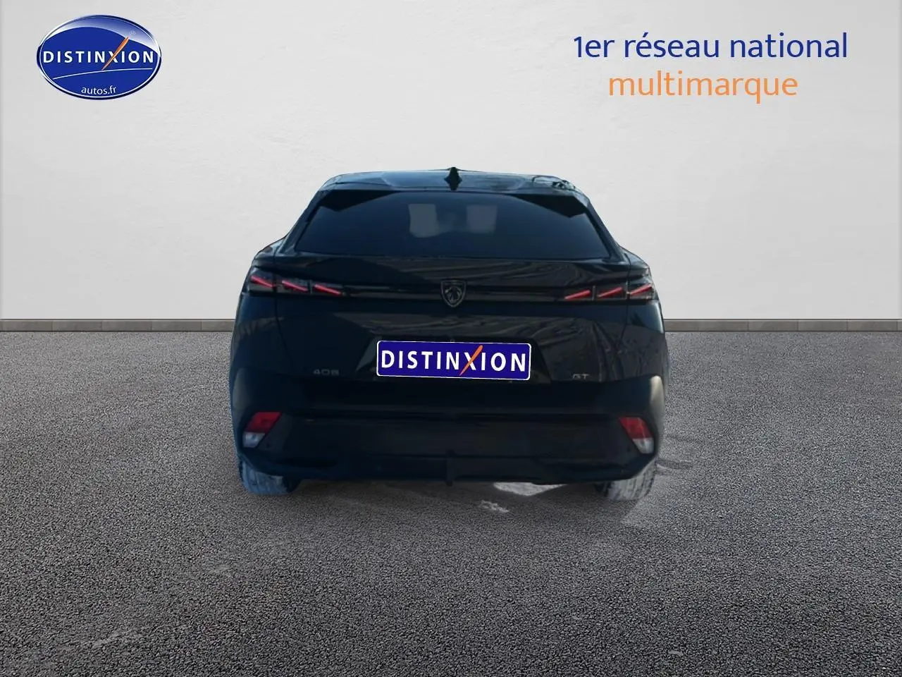 Vue arrière d’une Peugeot 408 Hybrid 145 GT noire, mettant en valeur ses feux arrière LED et son hayon épuré.