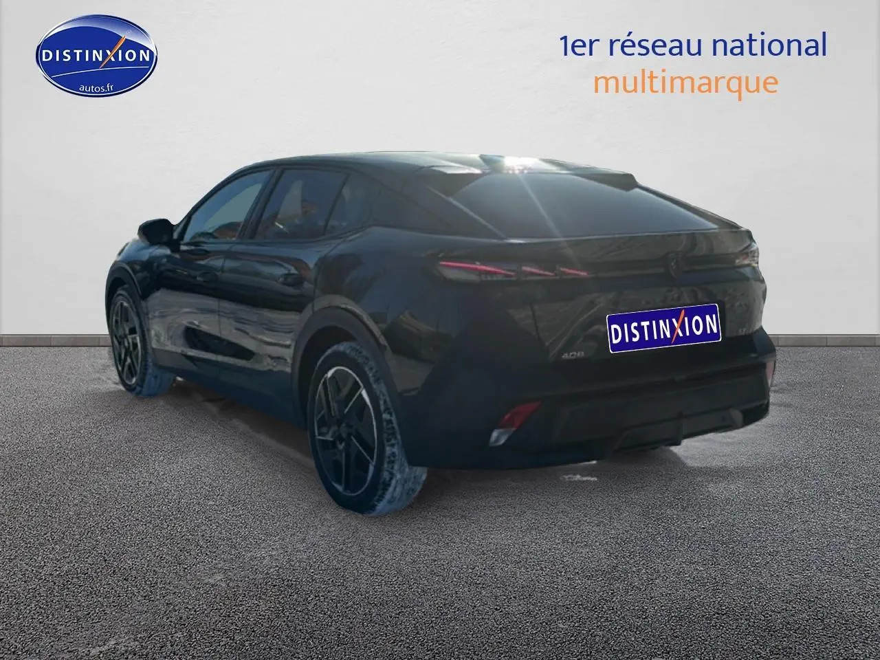 Vue 3/4 arrière droite d'une Peugeot 408 Hybrid 145 GT noire avec jantes alu et feux arrière LED fins.