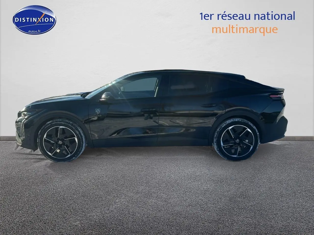 Profil côté gauche de la Peugeot 408 Hybrid 145 GT e-dcs6 noire avec jantes alu et vitres surteintées.
