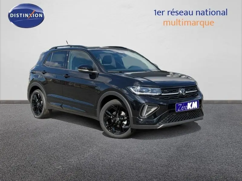 Volkswagen T-Cross noir intense nacré en 3/4 avant droit avec jantes noires et calandre chromée.