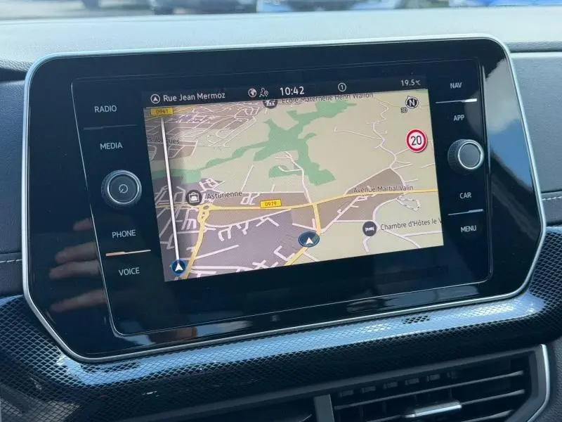 Écran tactile central du Volkswagen T-Cross 2026 affichant la navigation GPS avec carte et commandes autour.