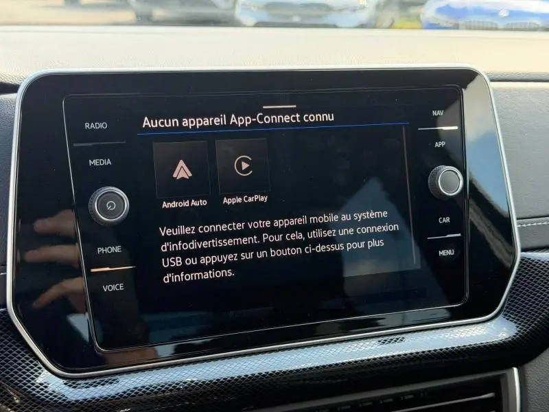 Écran tactile central du Volkswagen T-Cross 2026 affichant la connexion Android Auto et Apple CarPlay, intérieur noir.