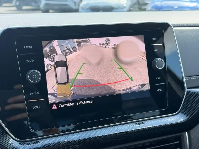 Écran tactile intérieur montrant la caméra de recul du Volkswagen T-Cross noir intense nacré en marche arrière.