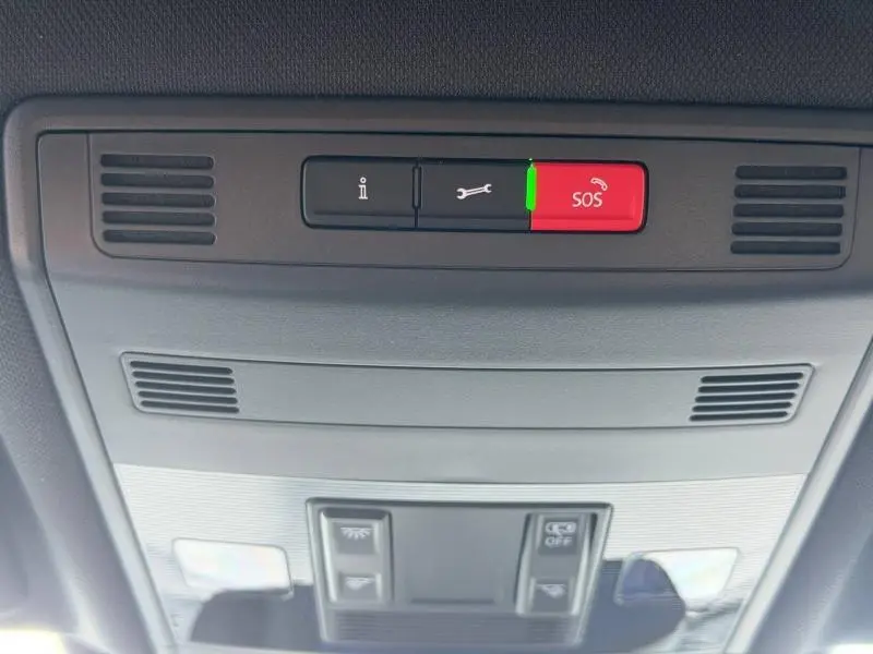 Vue en gros plan du plafonnier intérieur du Volkswagen T-Cross 2026, avec bouton SOS rouge et éclairage intégré.